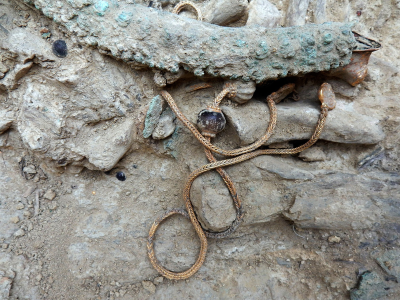 Illustration for article titled Ancient Greek Warrior's Tomb Yields Eye-Popping Treasures